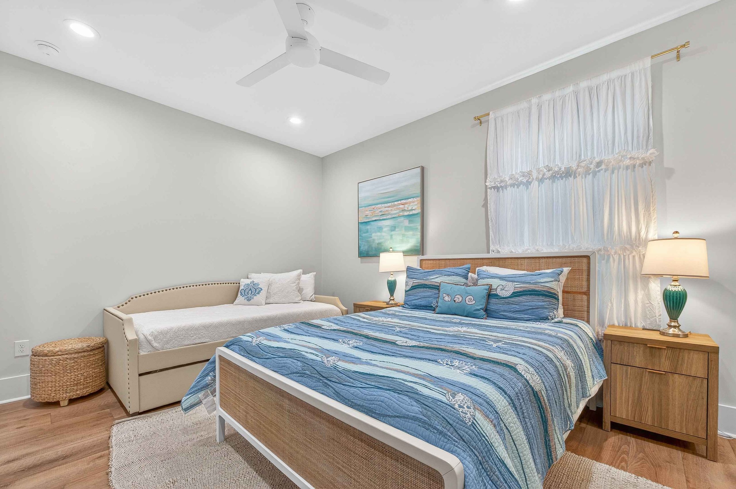 Bedroom 2 : Queen Bed + Daybed with Trundle (Ensuite Bathroom)