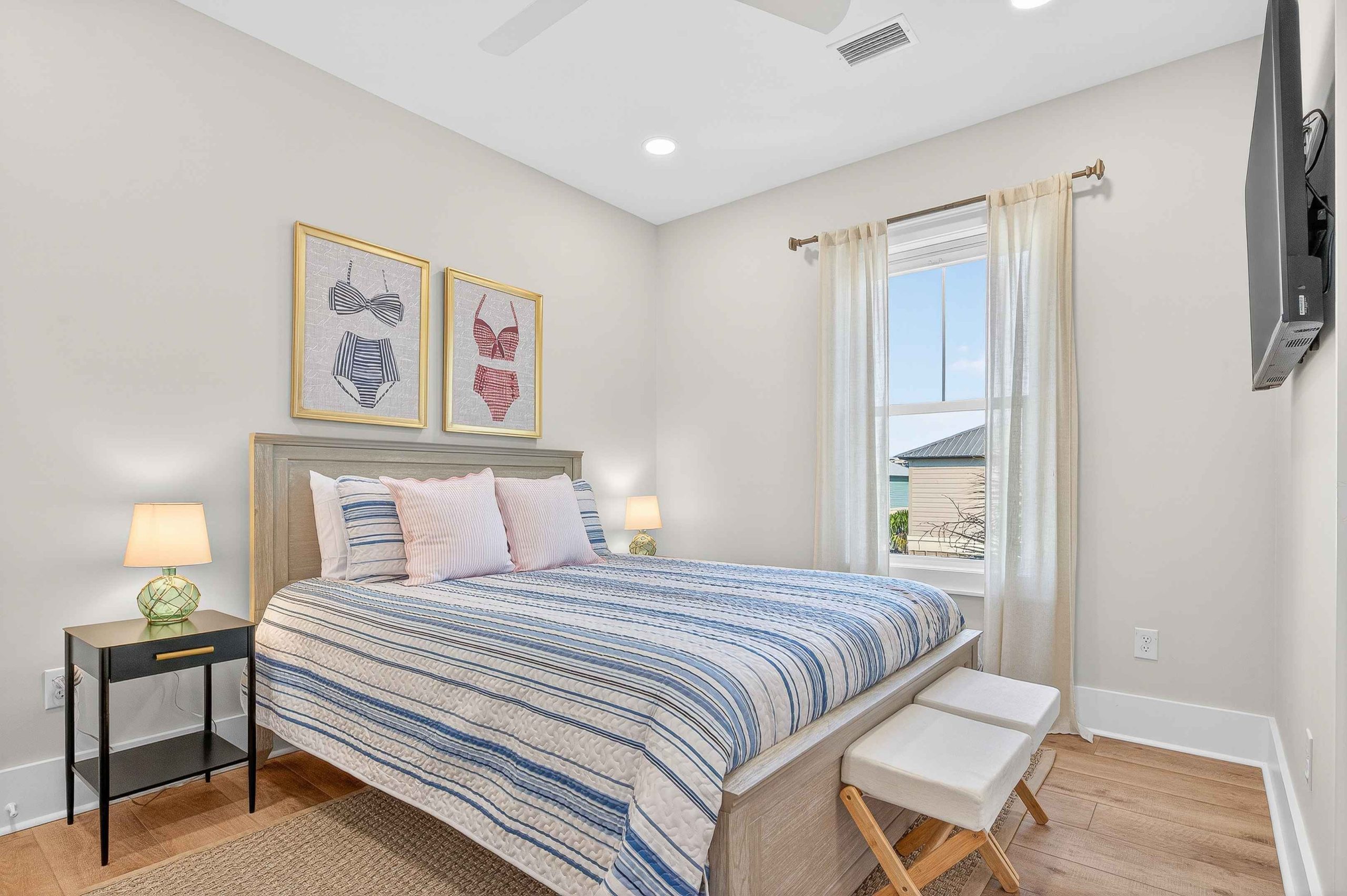 Bedroom 4 : Queen Bed (Ensuite Bathroom)